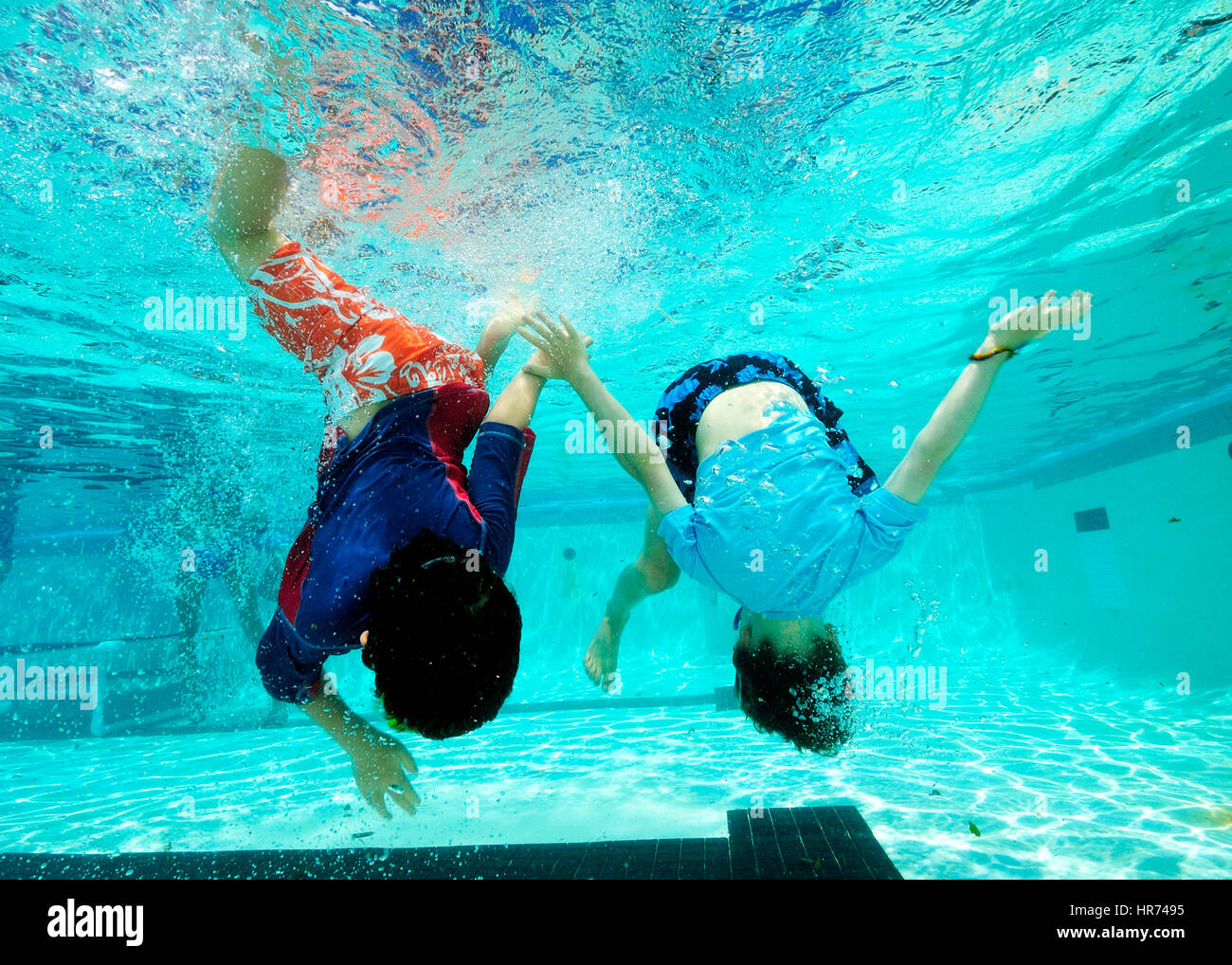 Los niños nadar en la piscina disfrutando del descanso estival. Foto de stock