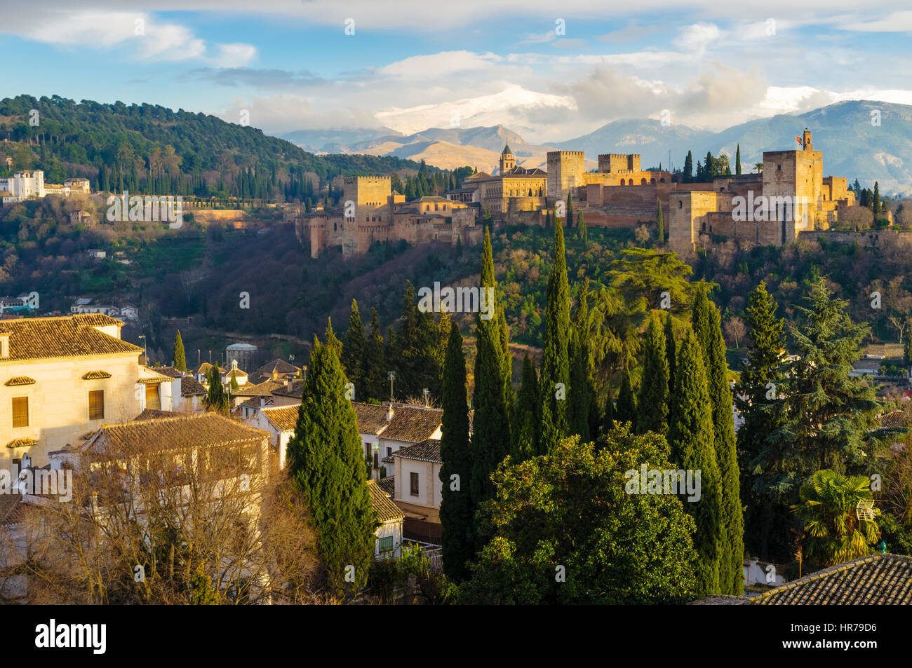 Palacio de la Alhambra y a la Unesco una lista de barrio del Albaicín en Granada, Andalucía, España Foto de stock