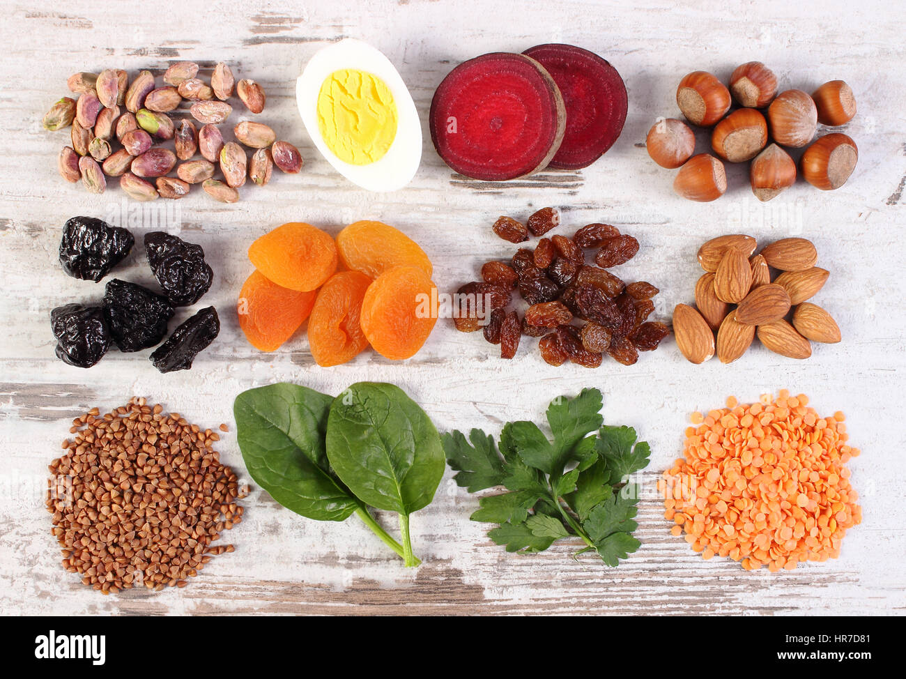 Los ingredientes que contienen hierro y fibra dietética, fuentes naturales  de ferrum, estilo de vida saludable, alimentación y nutrición Fotografía de  stock - Alamy