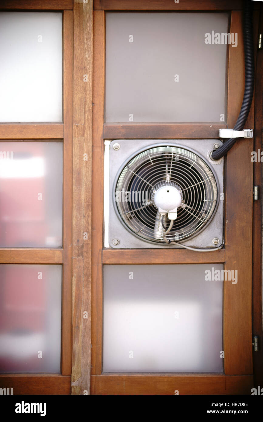 La parte de atrás de un ventilador para ventilar una cocina en un  restaurante Fotografía de stock - Alamy