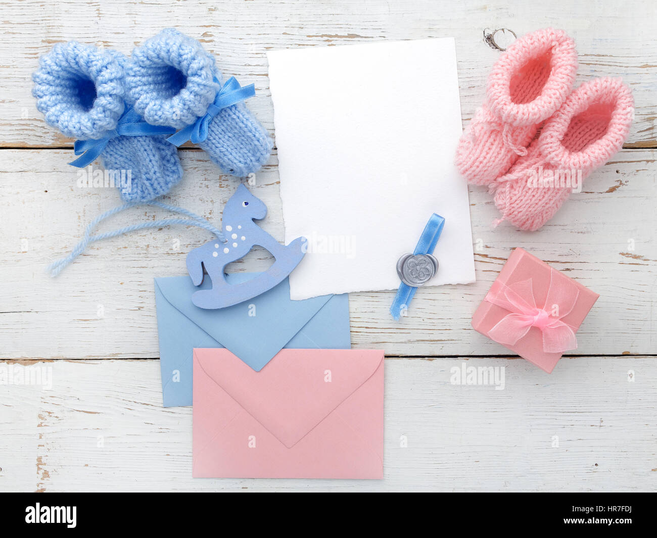 Conjunto de bebé niña y niño botines y formulario de tarjeta de felicitación. Foto de stock