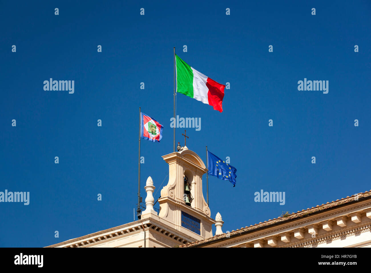 Bandera italiana aparece en el campanario del Quirinal, junto con el banderín presidencial y la bandera de la Unión Europea. Banderas italianas Foto de stock