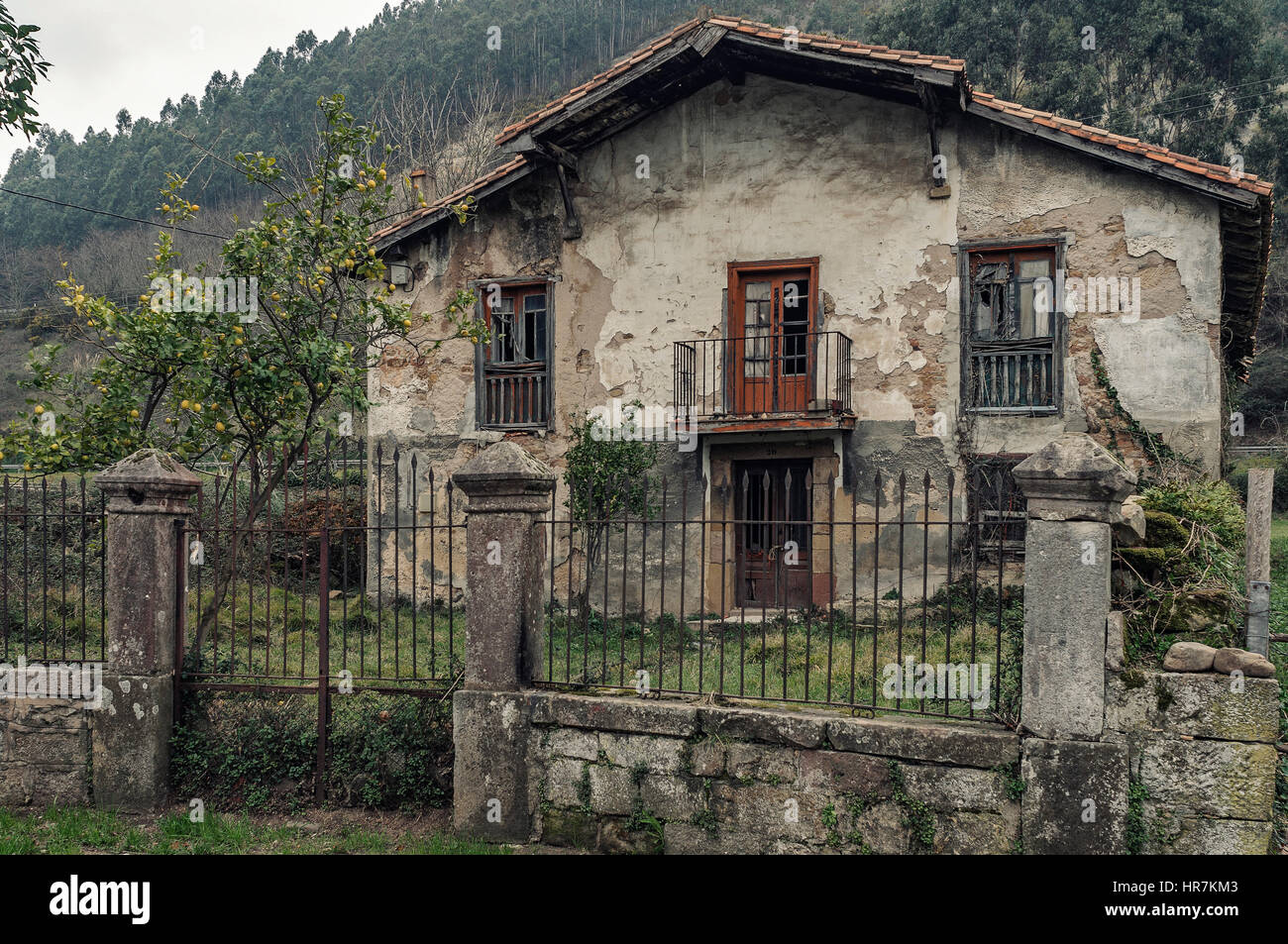 Riocorvo pequeña aldea, siglos XVII y XVIII. calle del Camino Real. carretera del río Besaya, Cantabria, España, Europa. Foto de stock