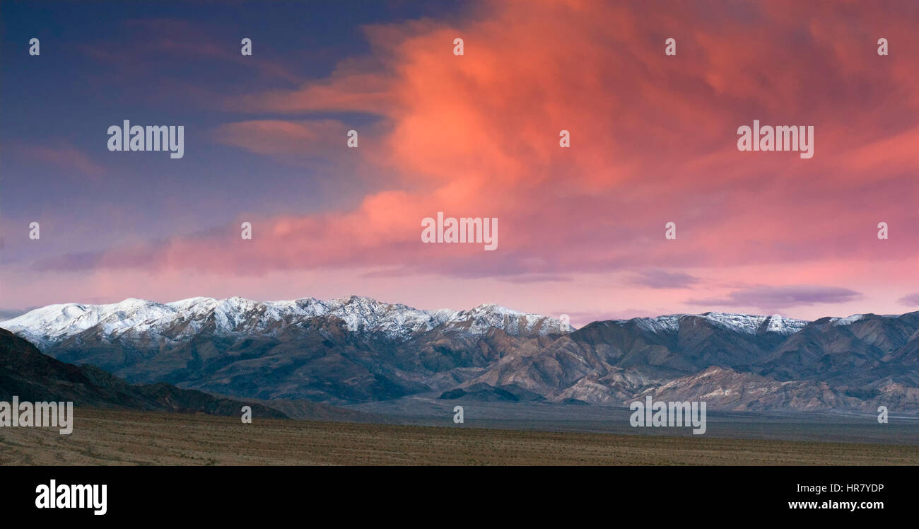 Nubes sobre rango Panamint al amanecer visto desde Mesquite Flat Dunas de Arena, el Valle de la Muerte, California, EE.UU. Foto de stock