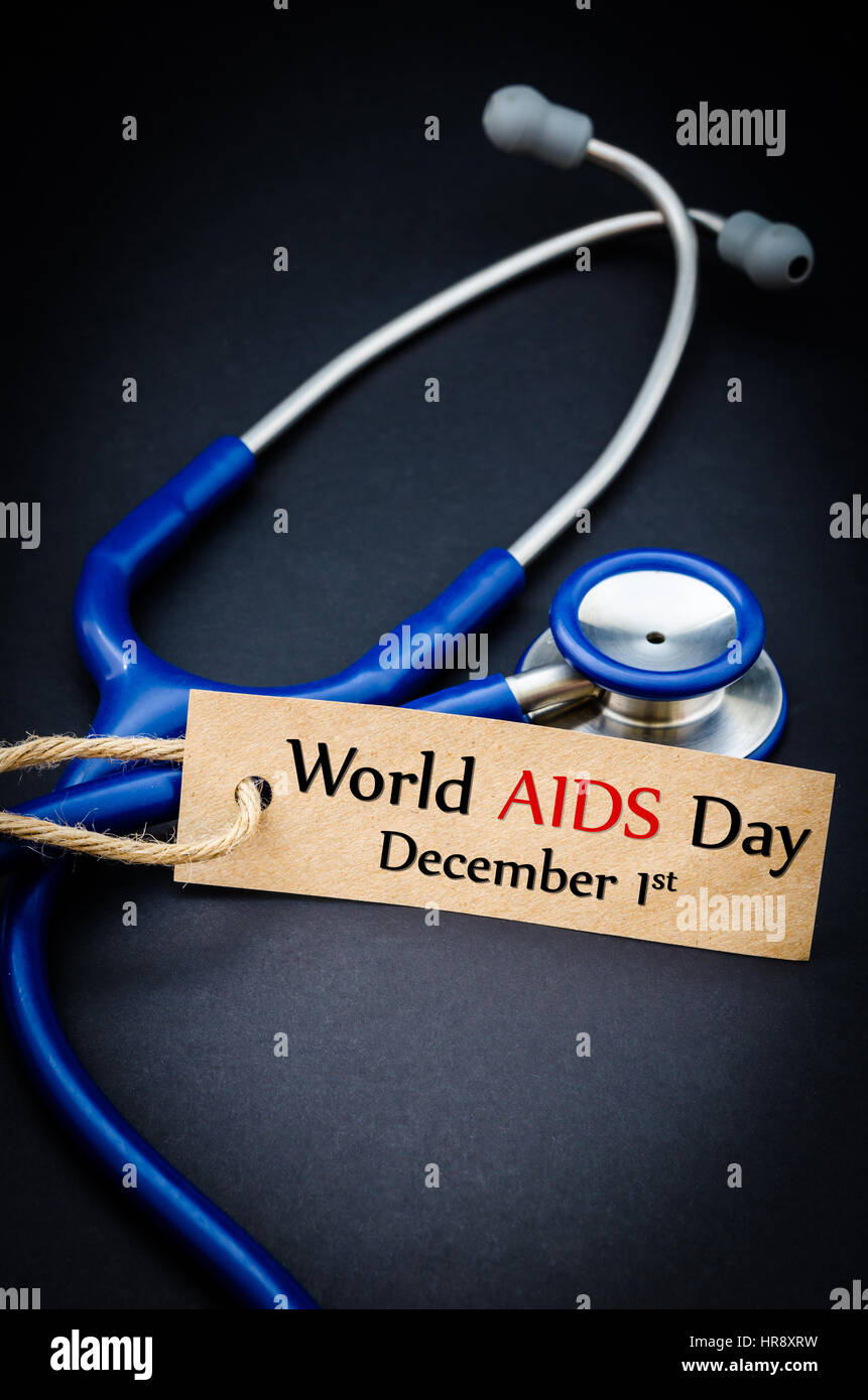 Día Mundial del SIDA el 1 de diciembre en la etiqueta de papel con el  estetoscopio sobre fondo negro - concepto de salud. Conceptuales médicos  Fotografía de stock - Alamy
