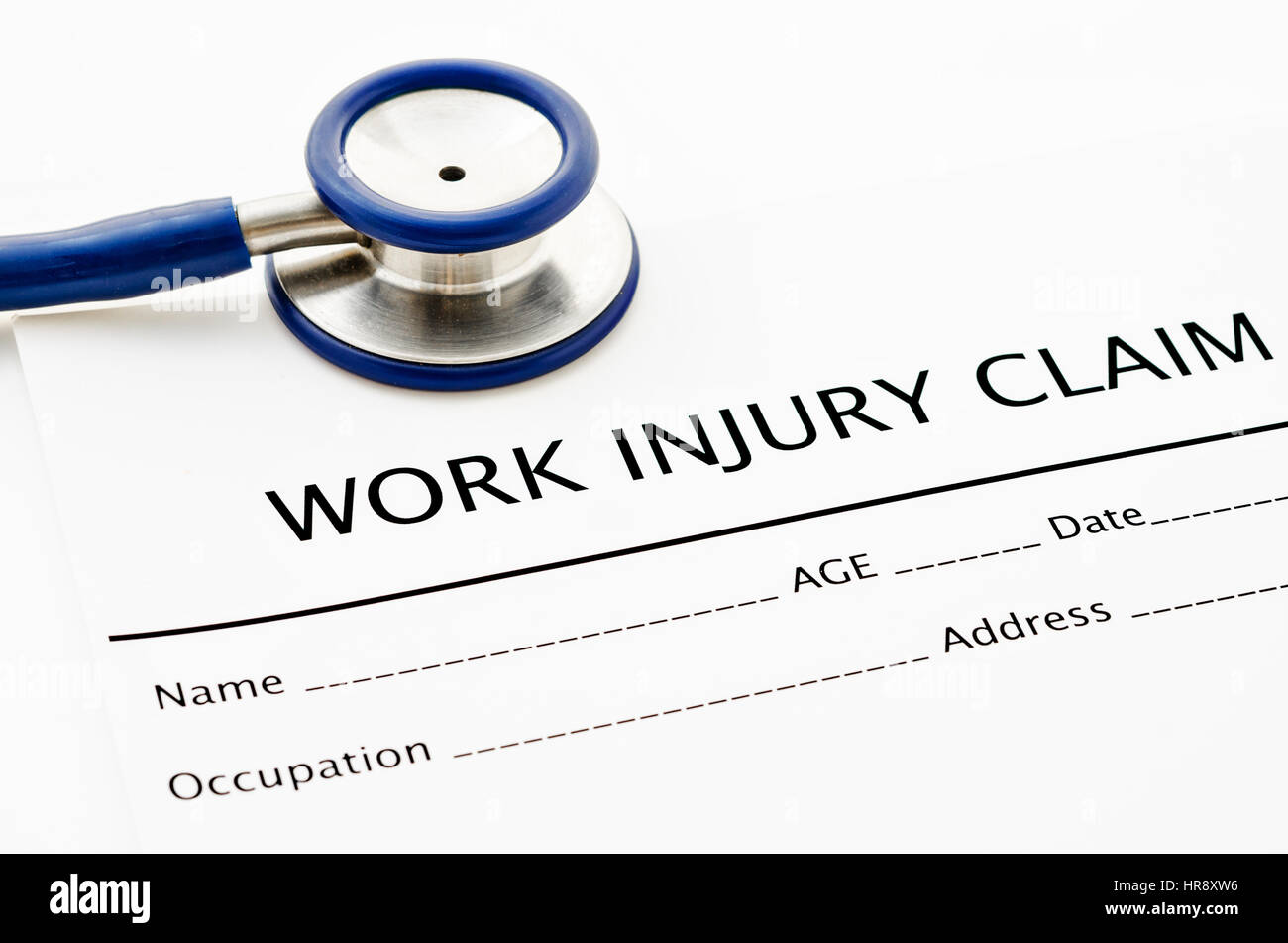 Formulario de reclamación para una lesión con el estetoscopio sobre