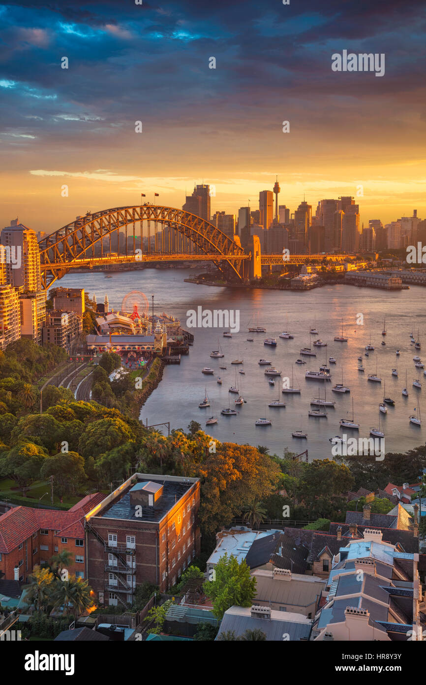 Sydney. Imagen del paisaje urbano de Sydney, Australia, con el Harbour Bridge y horizonte de Sydney durante la puesta de sol. Foto de stock