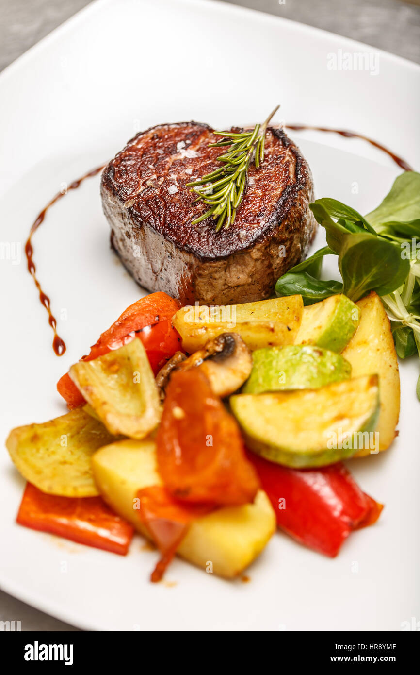 Freír la carne a la Parrilla Rib Eye con verduras Fotografía de stock -  Alamy