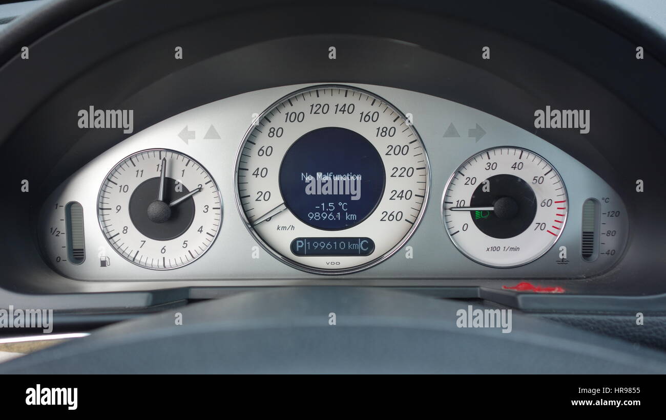 Indicador de temperatura del motor fotografías e imágenes de alta  resolución - Alamy