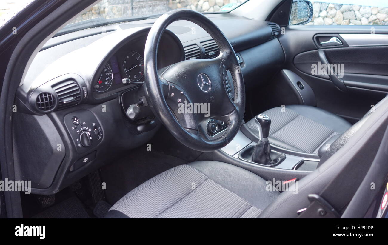Mercedes Benz C Class C200 W203 Modificada En El Escaparate De Elite Foto  editorial - Imagen de ciudad, interno: 273372816