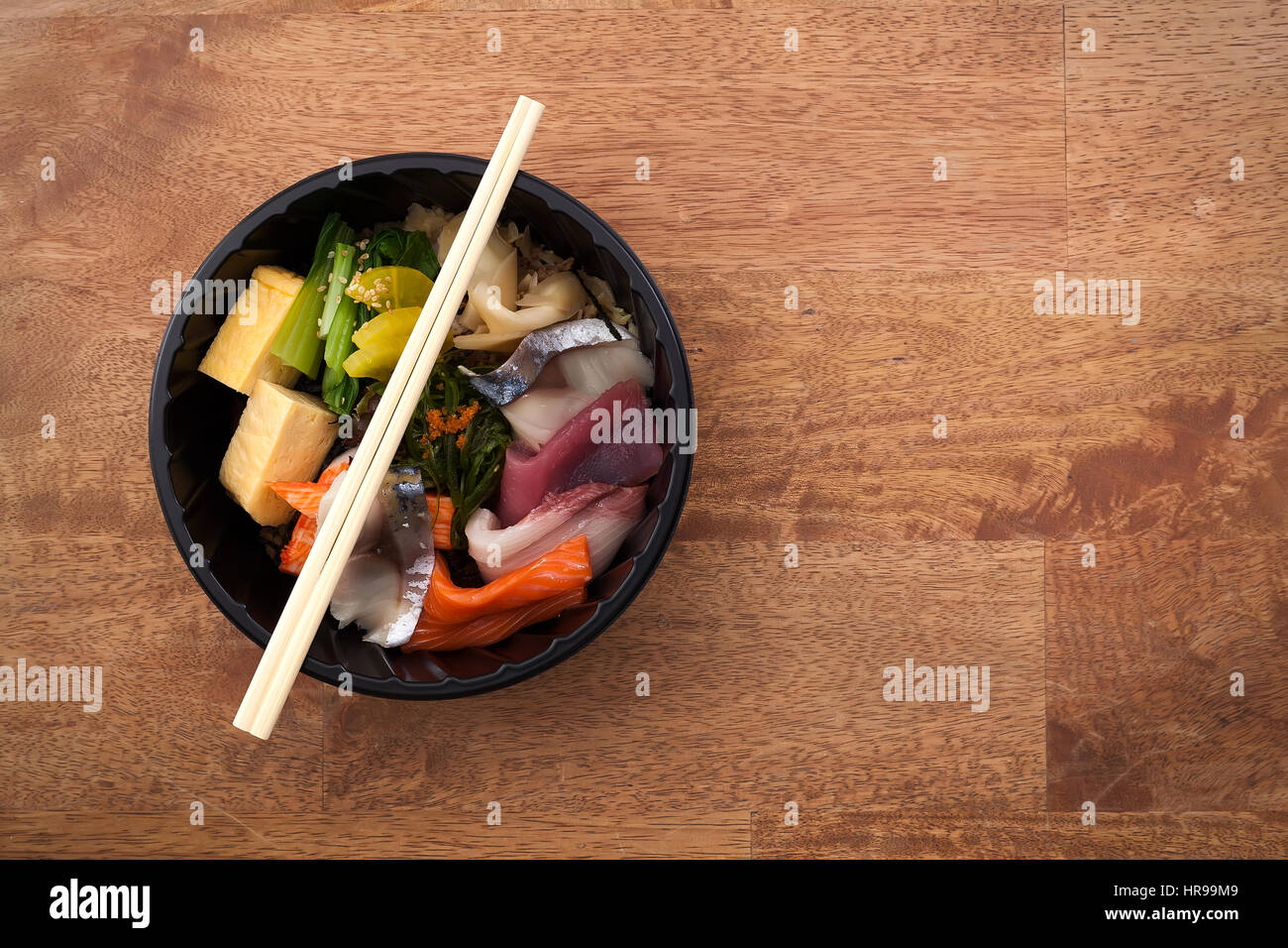 La comida japonesa Tekka Don quitarle el fondo de madera de atún crudo salmon arroz algas otoro