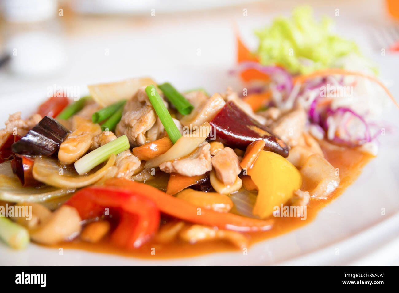 Mezcle las nueces de anacardo frito con pollo Foto de stock