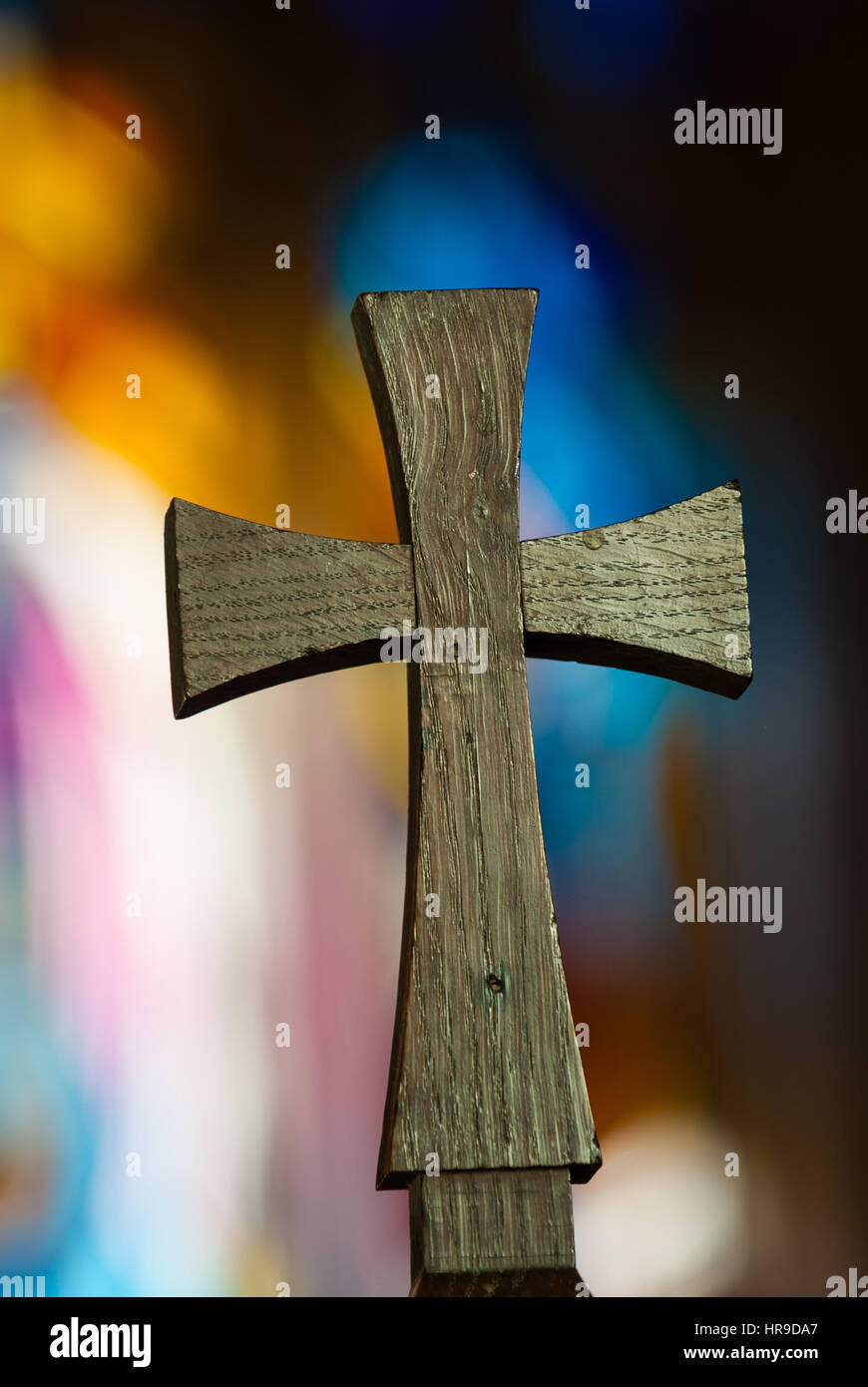 Cruzada religiosa contra una vidriera borrosa. Foto de stock