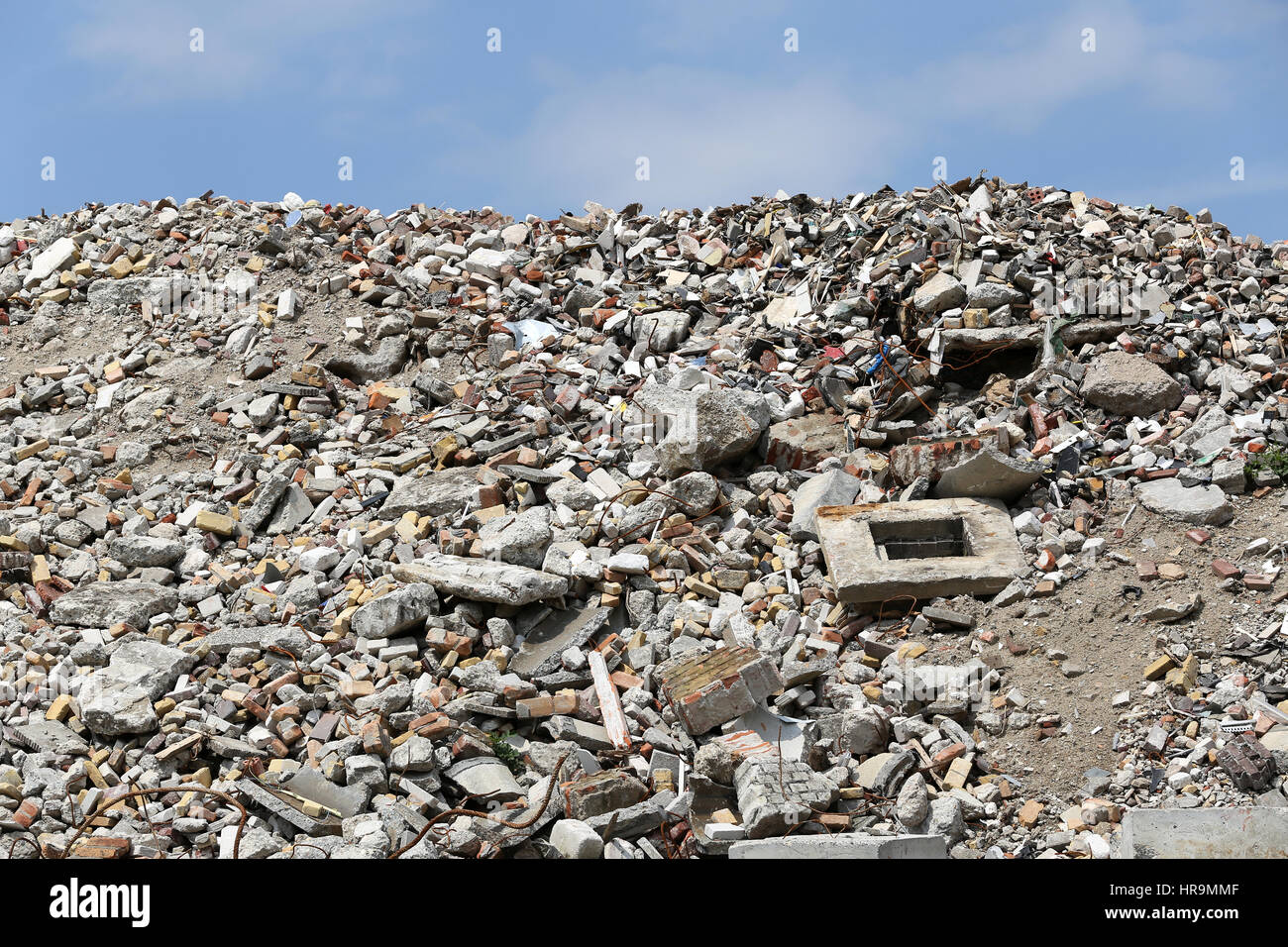 Escombros de construcción en el astillero de reciclaje Foto de stock