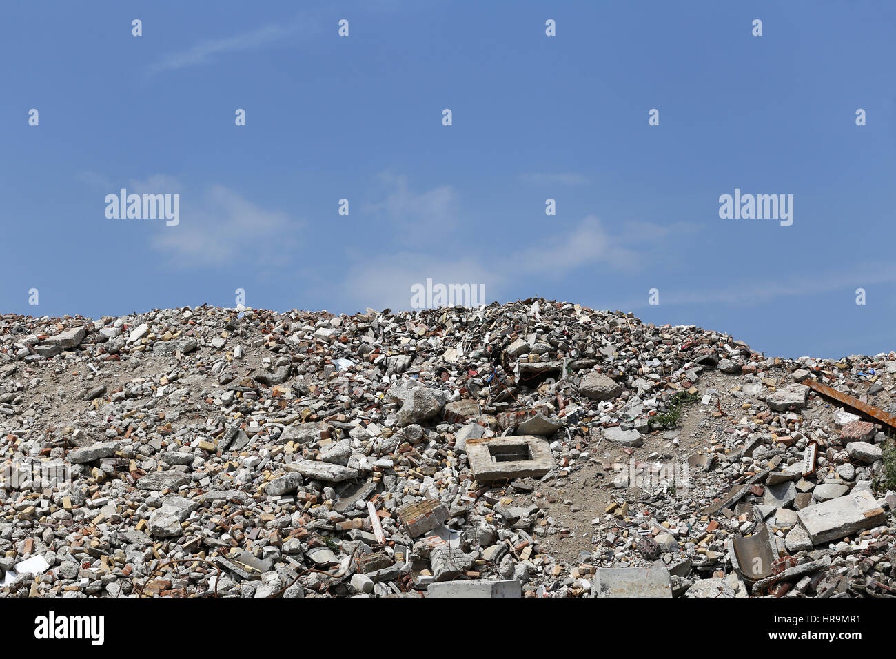 Escombros de construcción en el astillero de reciclaje Foto de stock