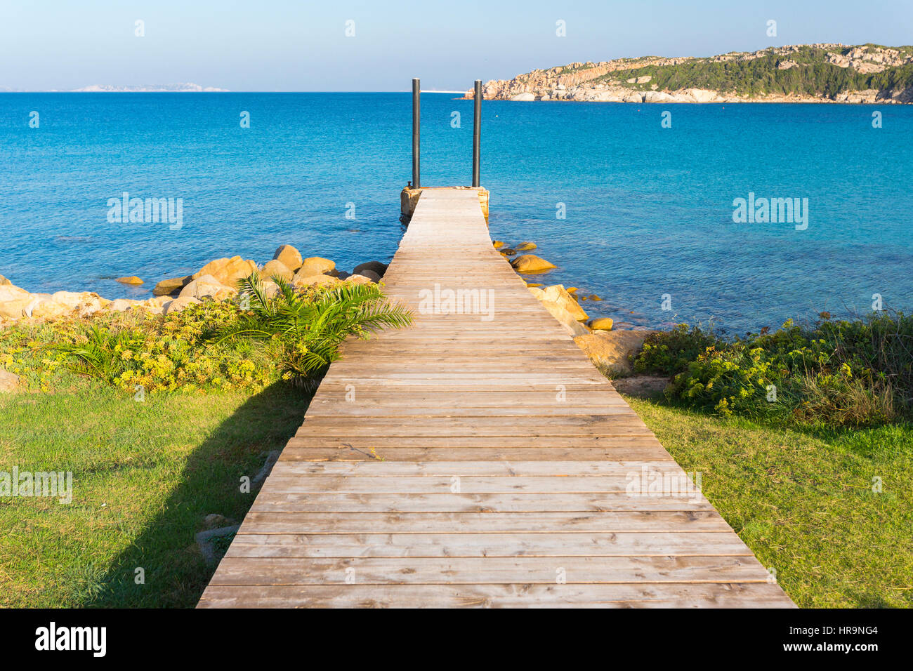 Muelle de madera en la Marmorada playa cerca de Santa Teresa di Gallura, Sassari, Cerdeña, Italia Foto de stock