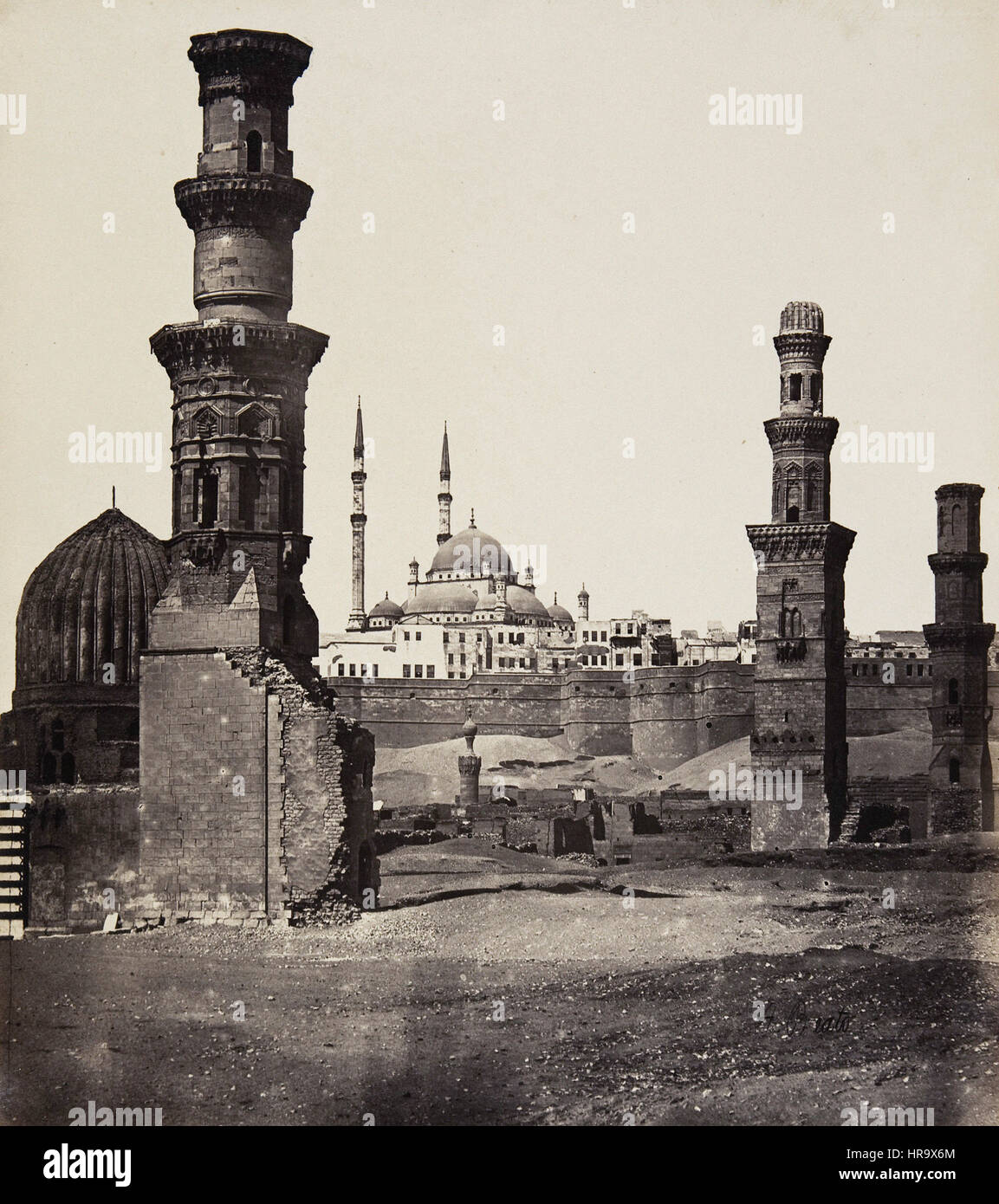 Ruinas de la antigua -y también la nueva Mezquita, El Cairo Foto de stock