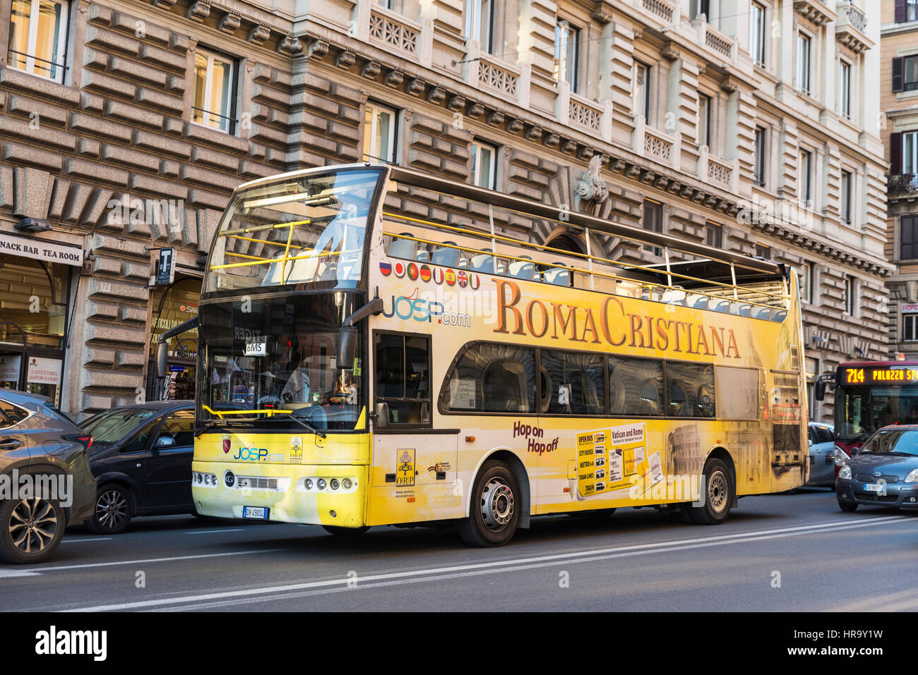 Roma, Italia - 29 de diciembre de 2016: el tour en autobús, visita de la ciudad, entre el tráfico en Roma, Italia Foto de stock