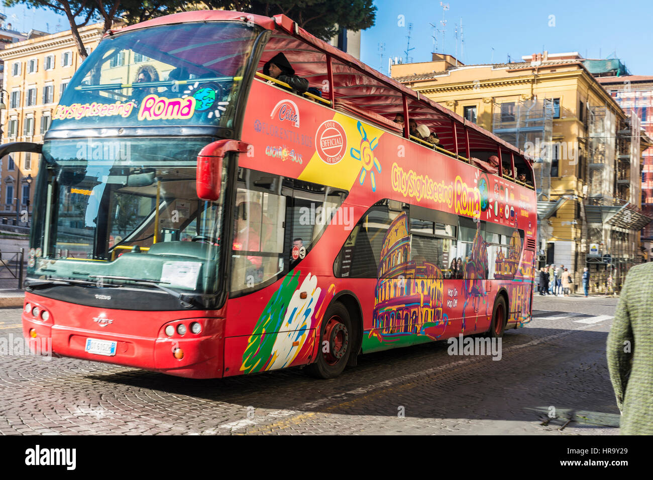 Roma, Italia - 1 de enero de 2017: el tour en autobús, visita de la ciudad, entre el tráfico en Roma, Italia Foto de stock