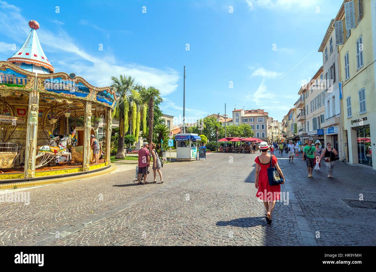 La Place des Martyrs de la Résistance con turistas y carrusel en Antibes, Francia Fotografía de La Place des Martyrs de la Résistance con turistas y carrusel en Antibes, Francia Fotografía de