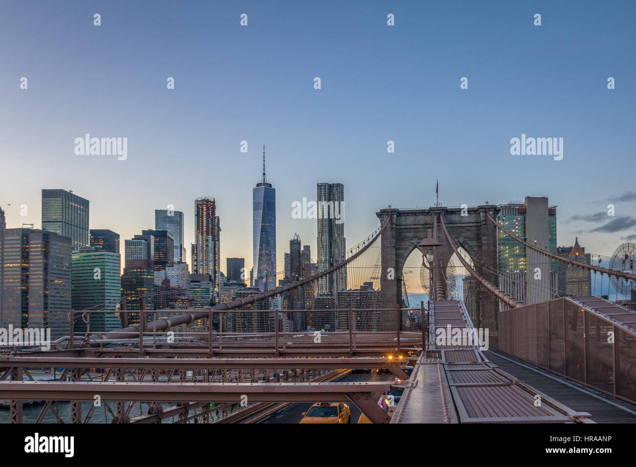 Vista panorámica del Puente de Brooklyn y tráfico de Manhattan - Nueva York, EE.UU. Foto de stock