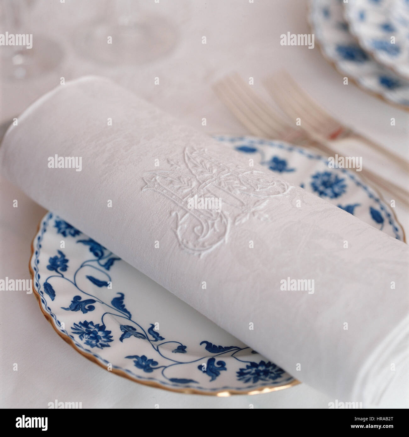 Antigüedades servilleta de lino bordadas con las iniciales de la familia plegados en la placa lateral Foto de stock
