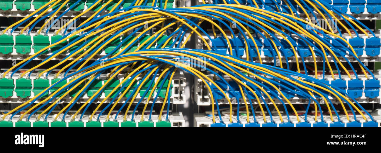 Cableado de banda ancha, en el interior del armario de la calle armario con los alambres que conectan los cables telefónicos para el intercambio. Foto de stock