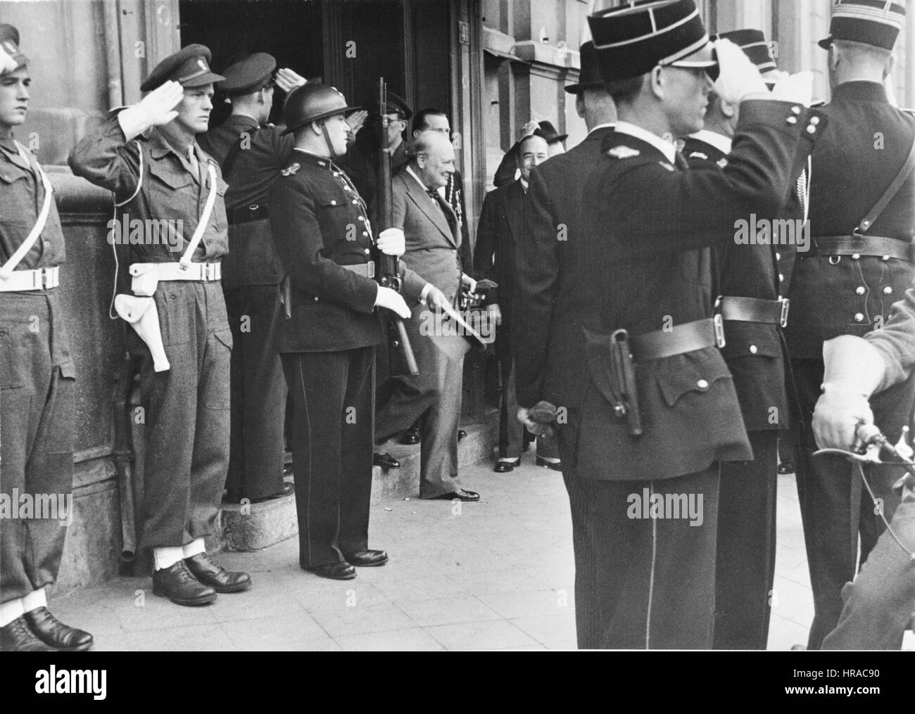 Churchill con Robert Schuman, Ministro francés de Hacienda, en Metz, Francia, durante las celebraciones del Día de la bastilla el 14 de julio de 1946 Foto de stock