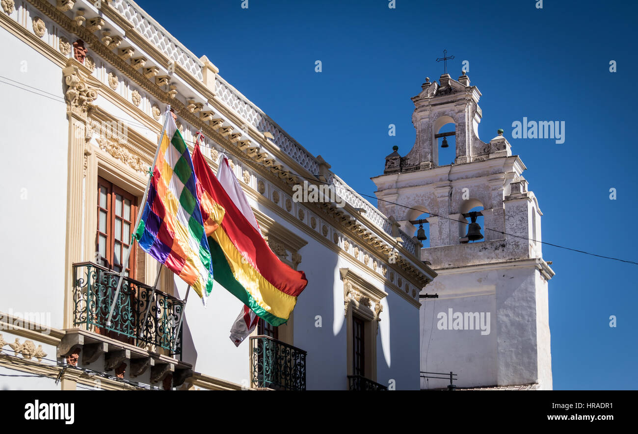 La torre de la Iglesia y la Wiphala y banderas de Bolivia - Sucre, Bolivia Foto de stock