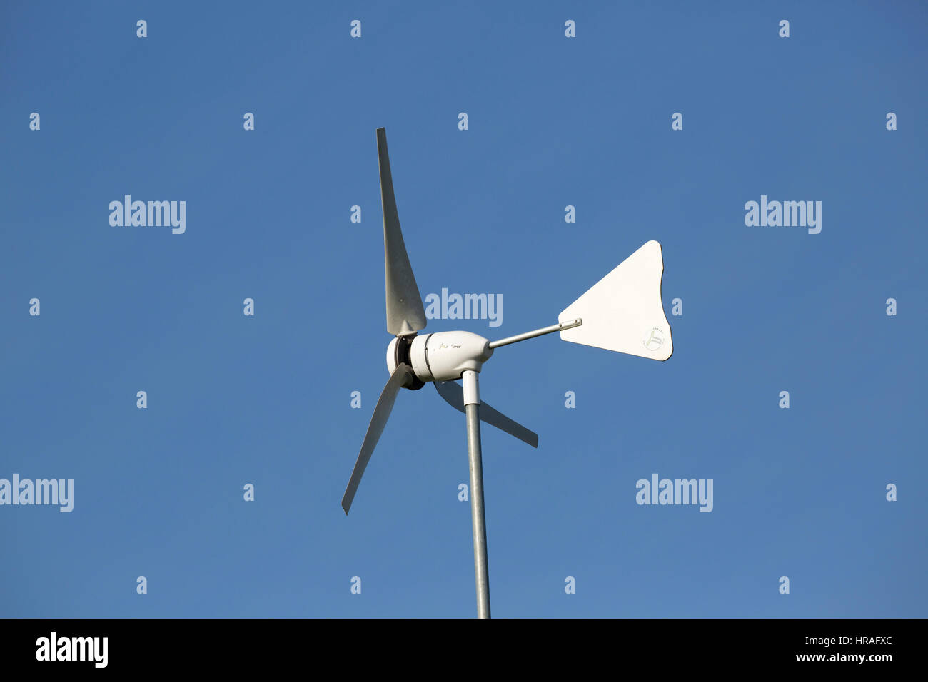 1,2 kw Sastrería energética. Las paletas de las turbinas eólicas en ceñida contra el cielo azul uk Foto de stock