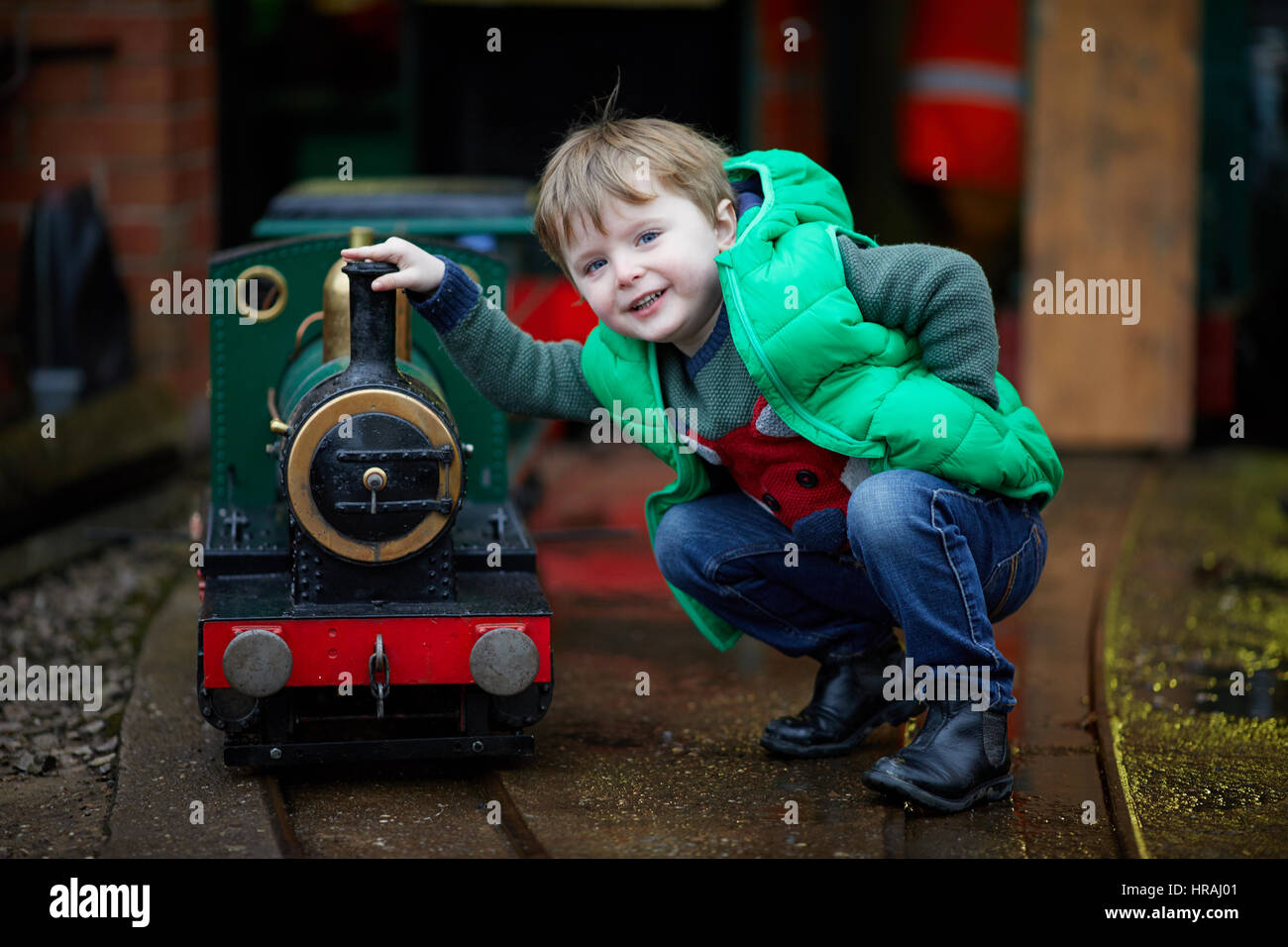 Niño jugando con un tren de vapor en miniatura en el Centro del Patrimonio en Crewe, Cheshire East, cerca de Stoke-on-Trent, Inglaterra, Reino Unido. Foto de stock