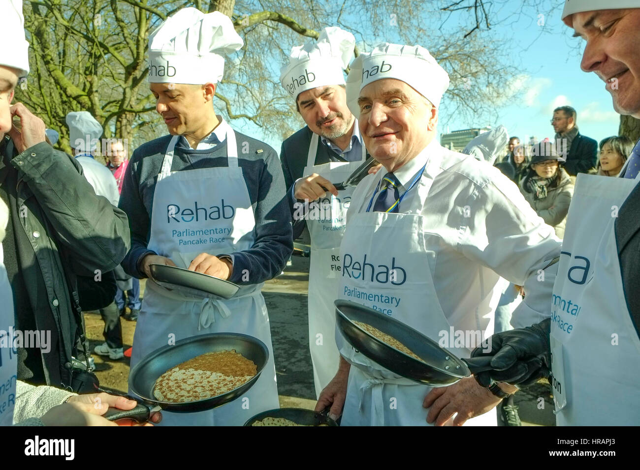 Londres, Reino Unido. 28 Feb, 2017. Pancake carrera entre MP's, los señores y los medios de comunicación para recaudar fondos para la rehabilitación de una caridad que ayudan a personas con discapacidades físicas y mentales. Crédito: Claire doherty/Alamy Live News Foto de stock