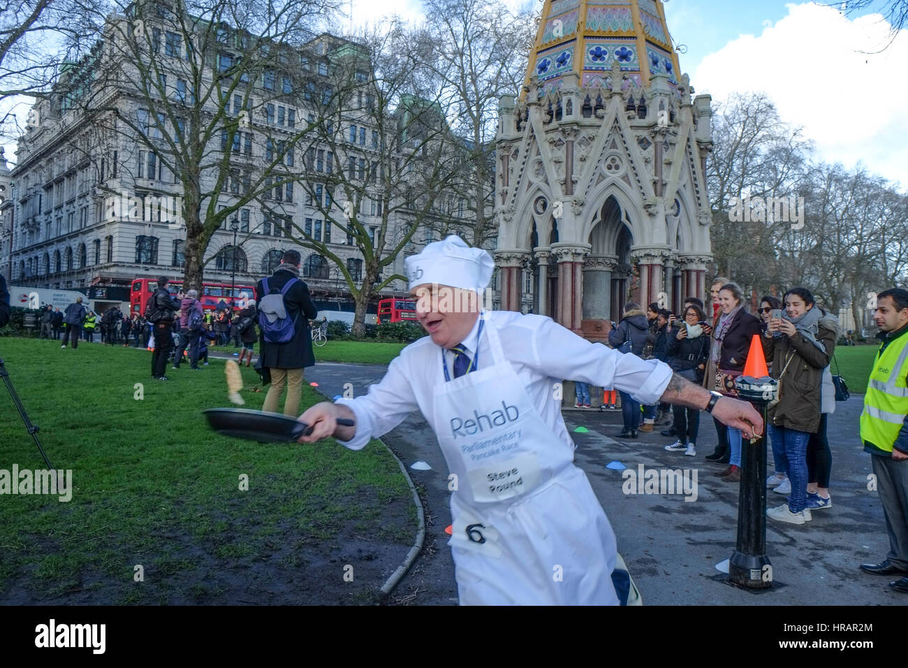 Londres, Reino Unido. 28 Feb, 2017. Pancake carrera entre MP's, los señores y los medios de comunicación para recaudar fondos para la rehabilitación de una caridad que ayudan a personas con discapacidades físicas y mentales. Crédito: Claire doherty/Alamy Live News Foto de stock
