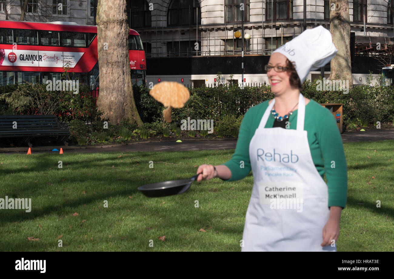 Londres, Reino Unido. 28 Feb, 2017. Catherine McKinnell MP Tossing un panqueque, en el REHAB Pancake carrera parlamentaria Crédito: Ian Davidson/Alamy Live News Foto de stock