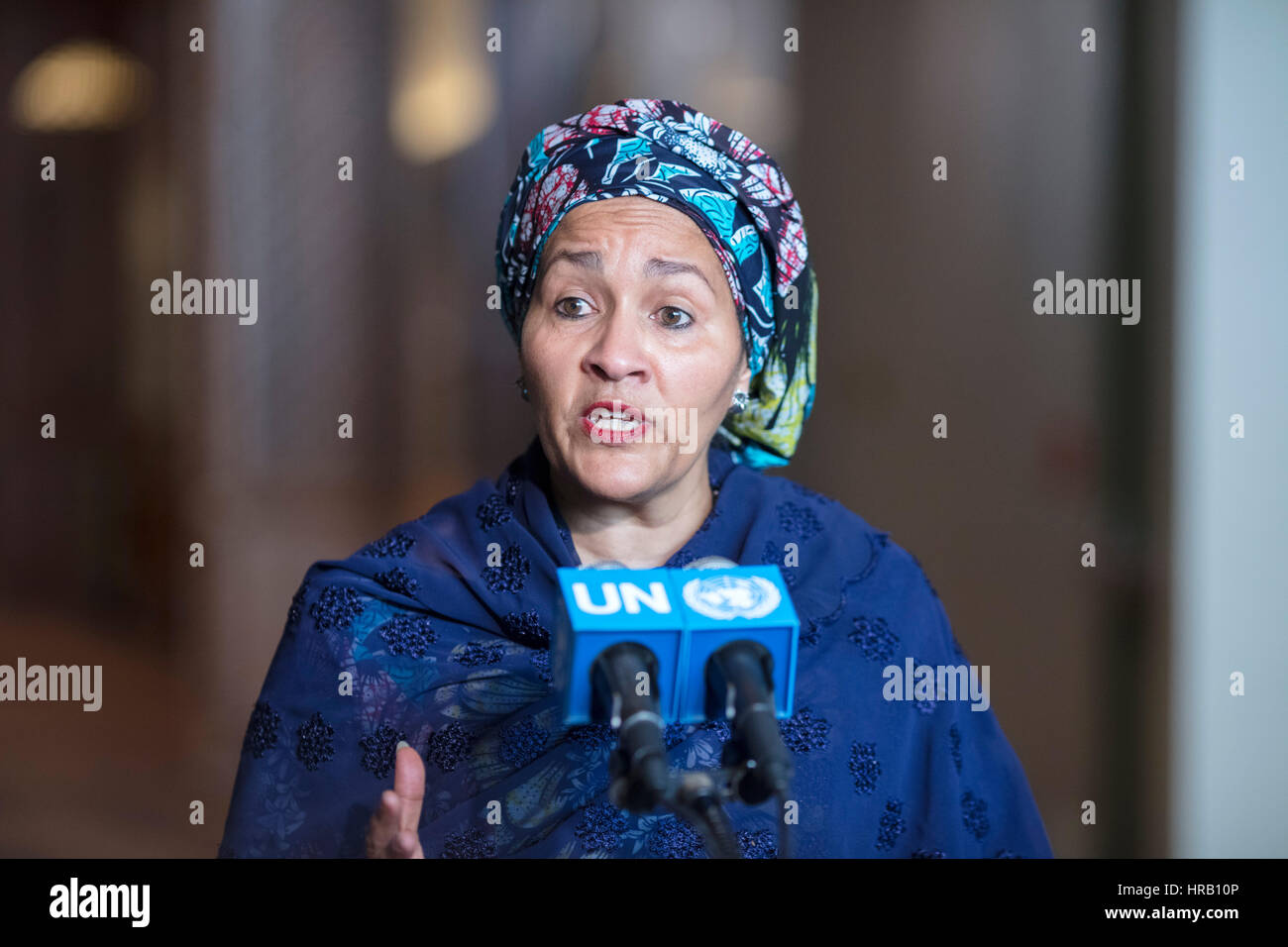 Organización de las Naciones Unidas. 28 Feb, 2017. El nuevo secretario general adjunto Amina Mohammed habla con la prensa después de tomar el juramento del cargo en la sede de la ONU en Nueva York, el 28 de febrero, 2017. El nuevo secretario general adjunto Amina Mohammed asumió oficialmente el martes. Crédito: Li Muzi/Xinhua/Alamy Live News Foto de stock