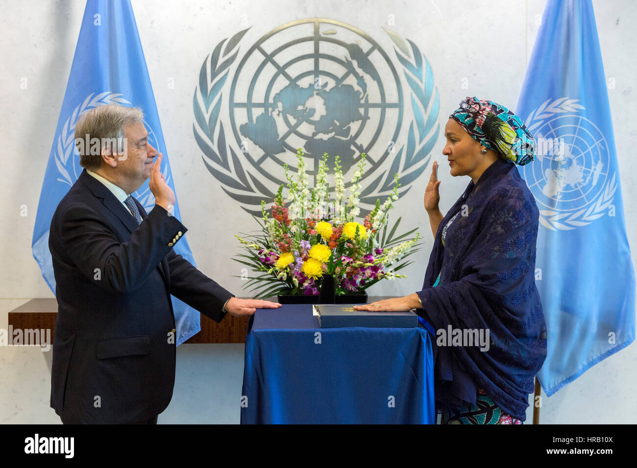 Organización de las Naciones Unidas. 28 Feb, 2017. Amina Mohammed (R) es juramentado como nuevo secretario general adjunto de la ONU en la sede de la ONU en Nueva York, el 28 de febrero, 2017. El nuevo secretario general adjunto Amina Mohammed asumió oficialmente el martes. Crédito: Li Muzi/Xinhua/Alamy Live News Foto de stock