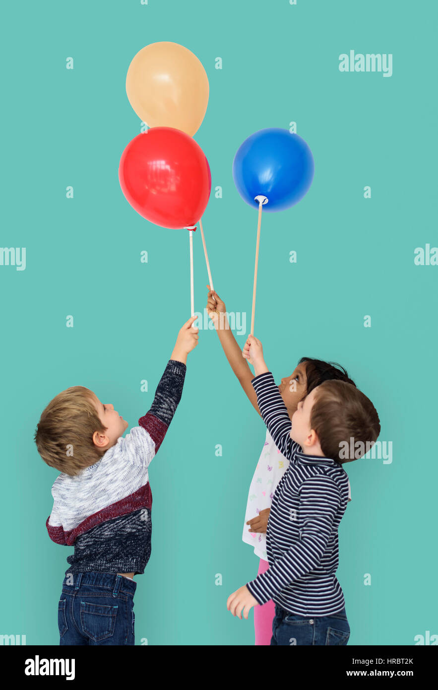Niña 2-3 años globos de celebración al aire libre. Fiesta de cumpleaños. La  infancia. Felicidad Fotografía de stock - Alamy
