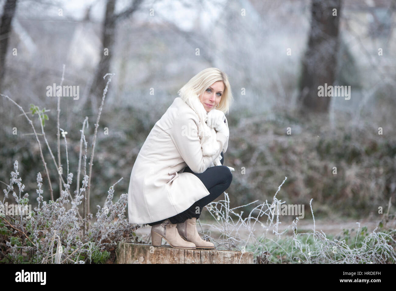 Retrato de una mujer en invierno en la nieve Foto de stock
