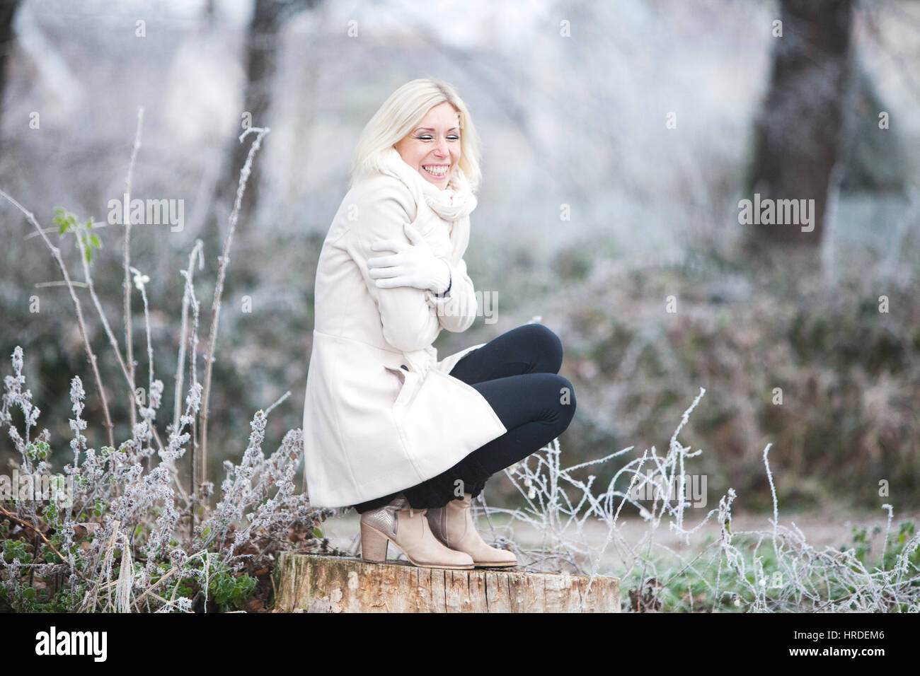 Retrato de una mujer en invierno en la nieve Foto de stock
