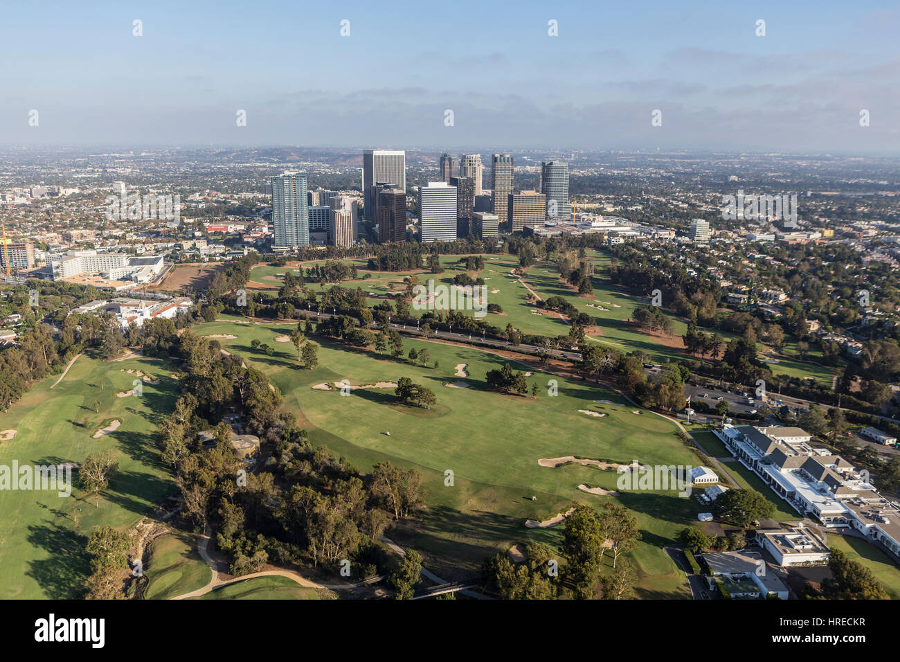 Los Angeles, California, USA - Agosto 6, 2016: Vista aérea de la ciudad de Siglos torres y Los Angeles Country Club Golf Course. Foto de stock