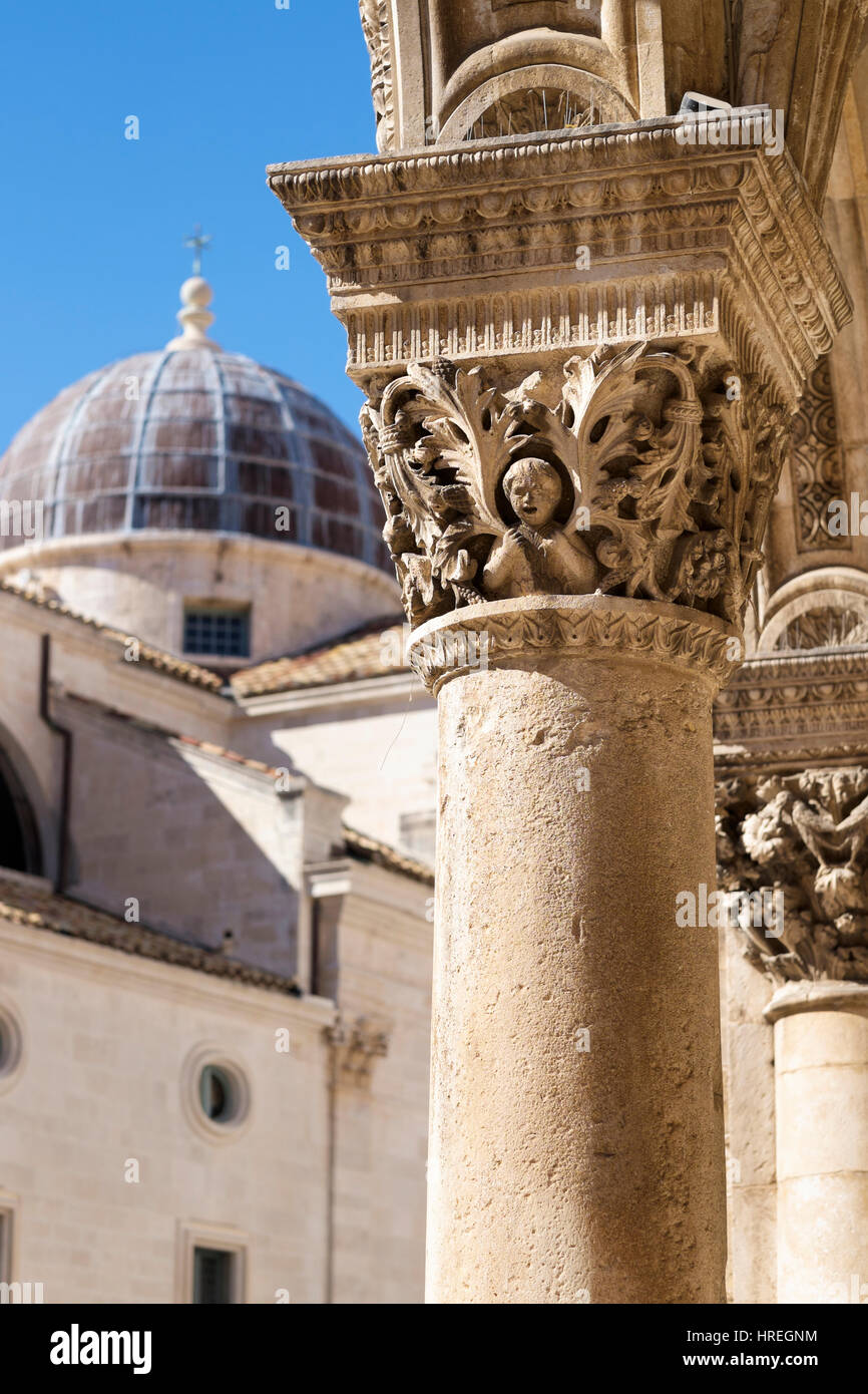 Columna tallada adornados de rectores y de la Catedral de la Asunción de la Virgen María, Dubrovnik, Croacia Foto de stock