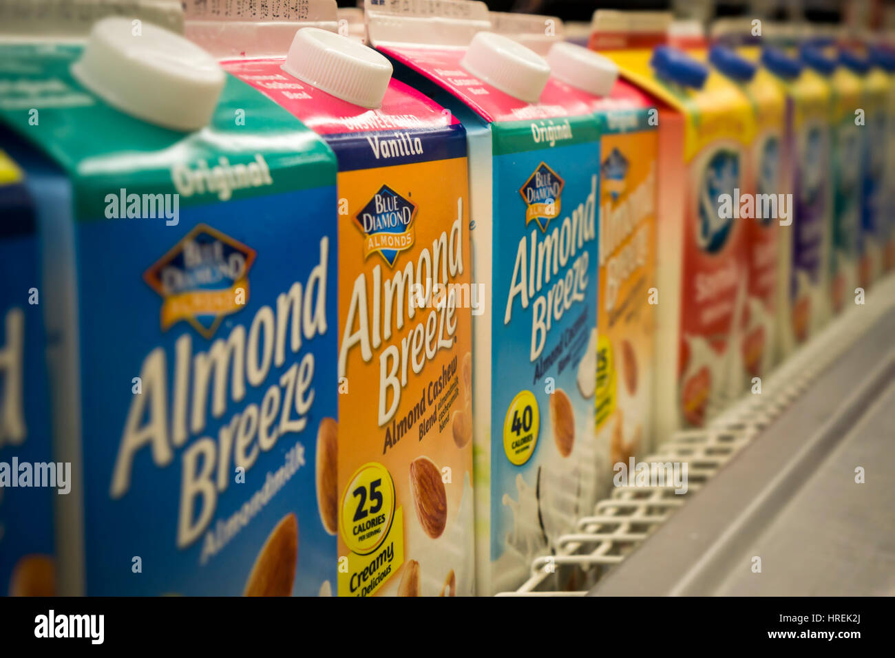 Contenedores de diamante azul la almendra almendra marca Breeze 'milk' son  vistos en un supermercado en Nueva York el jueves, 23 de febrero de 2017.  (© Richard B. Levine Fotografía de stock - Alamy