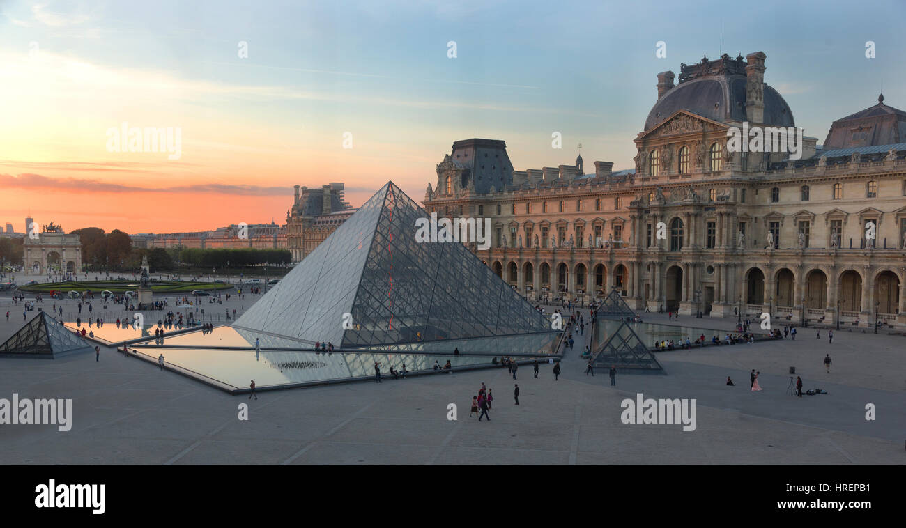 El Louvre, París, Francia Foto de stock