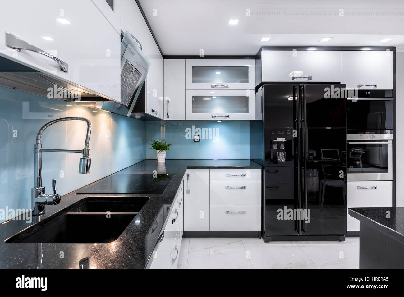 Elegancia de cocina moderna vista de ángulo alto de un impresionante fregadero  negro y encimera blanca