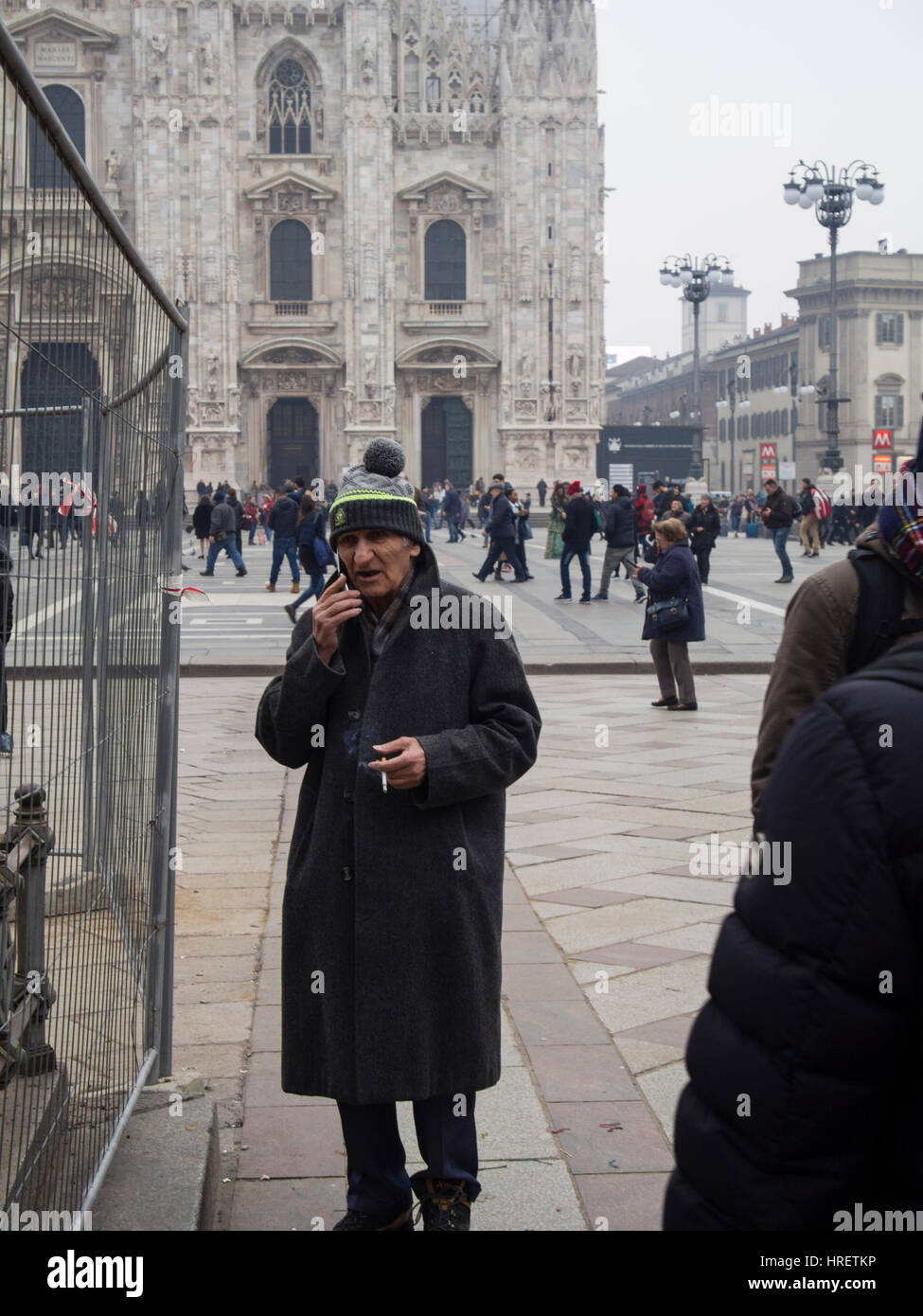 Starbucks palmeras en Milán, y los taxistas que protestaban contra uber inPiazza Duomo, durante la Semana de la moda de Milán - 24 de febrero de 2017 Foto de stock