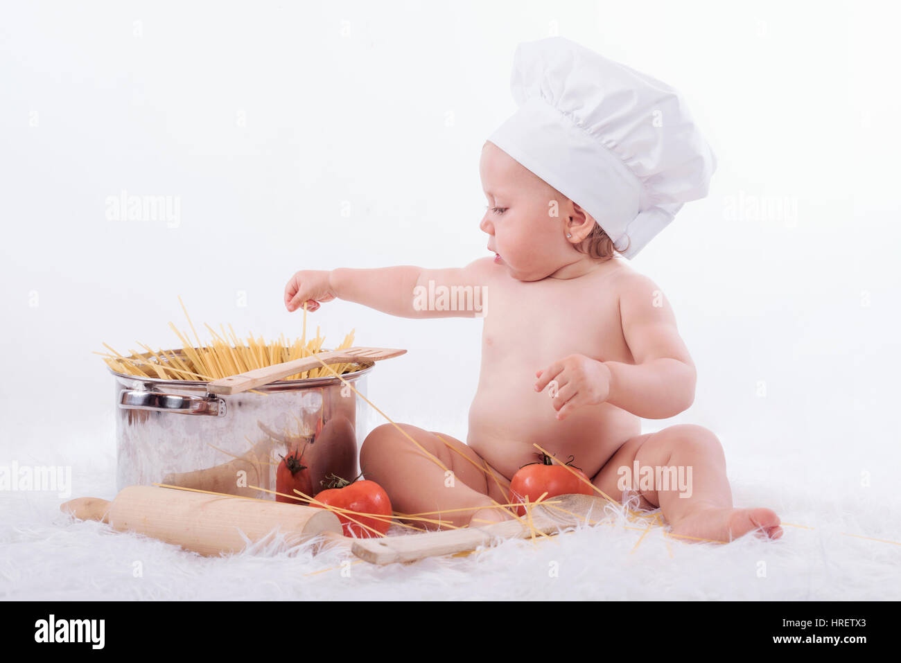 Medición Artefacto Disipar Baby chef. Los bebés pequeños en un gorro de cocinero Fotografía de stock -  Alamy