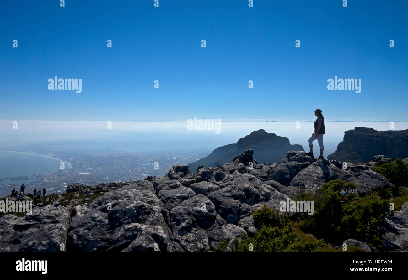 Turista mirando vista desde la cima de Table Mountain, Ciudad del Cabo, Sudáfrica Foto de stock