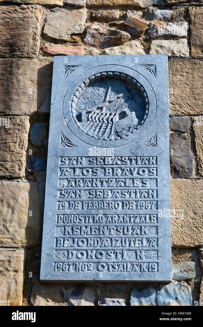 Donostia-San Sebastián: placa conmemorativa para los marineros labrada en piedra en la puerta de entrada a la Parte Vieja, el casco antiguo de la ciudad Foto de stock