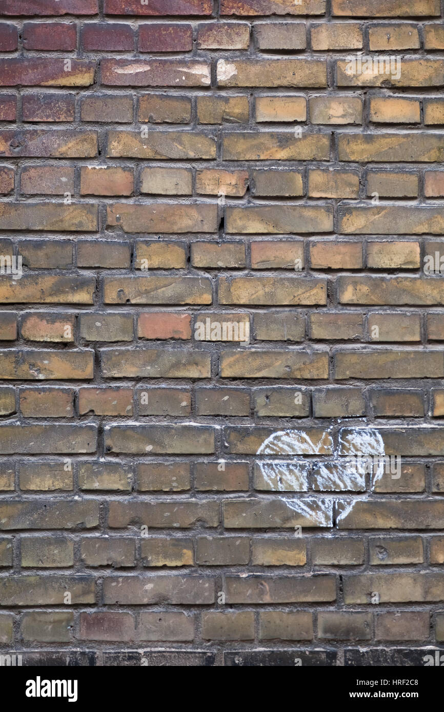 Corazón de tiza dibujados a mano sobre una pared de ladrillo como fondo  Fotografía de stock - Alamy