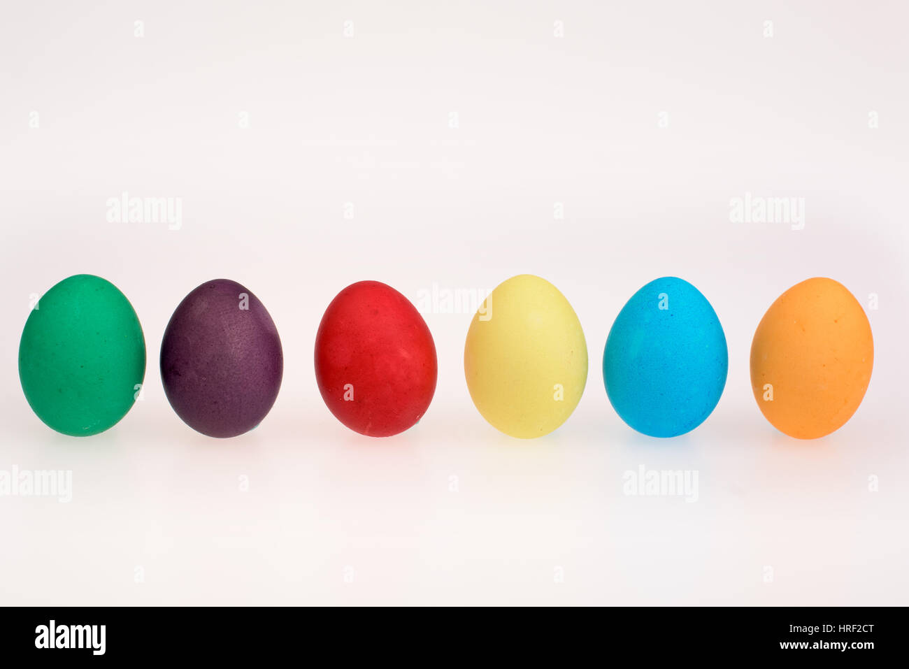 Seis huevos de Pascua en una línea sobre un fondo blanco. Foto de stock